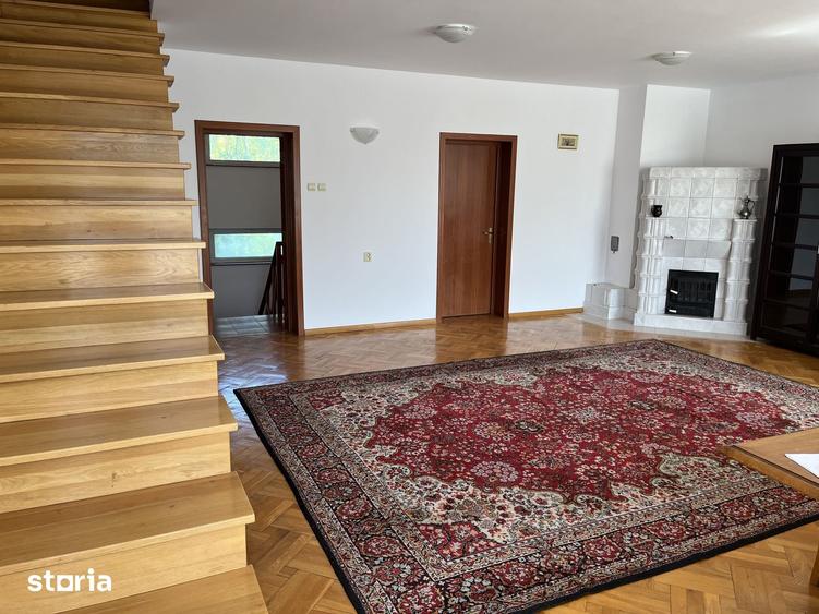 Casă cu 8 camere cu Teren 2530 Mp în Măneciu