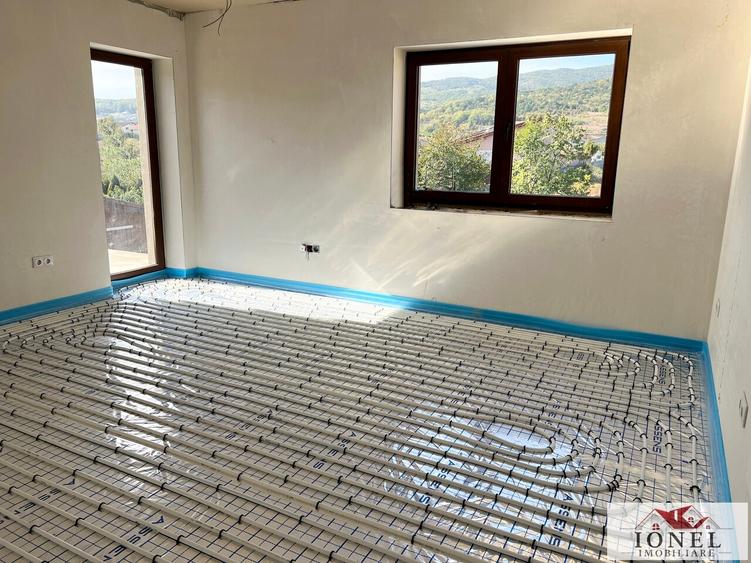 Casă individuală cu 5 camere cu Teren 833 Mp în Est