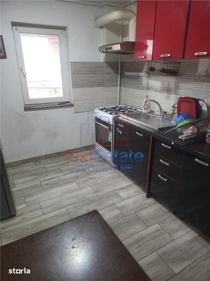 Apartament cu 4 camere decomandat în Nicolina