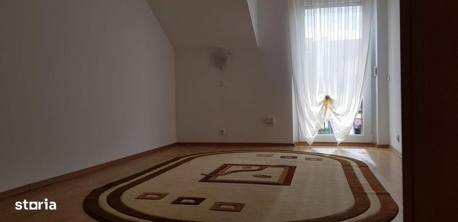 Casă cu 4 camere în Trei Stejari