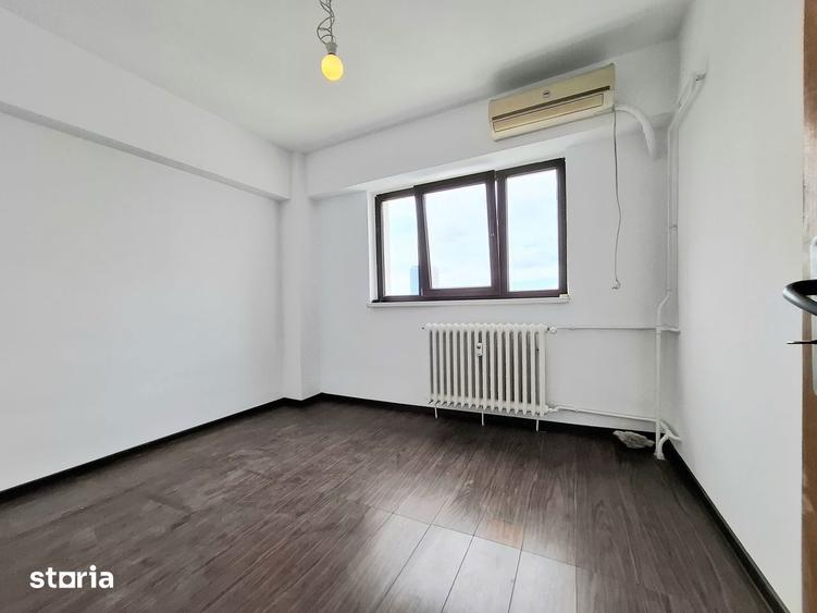 Apartament cu 4 camere decomandat în Romană