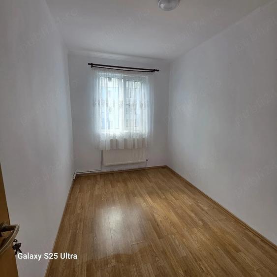 Apartament cu 3 camere semidecomandat în Exterior Vest
