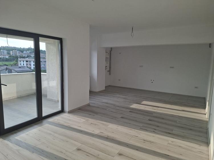 Apartament cu 3 camere decomandat în Exterior Vest