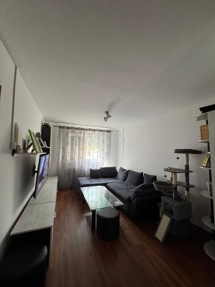 Apartament cu 3 camere semidecomandat în Central