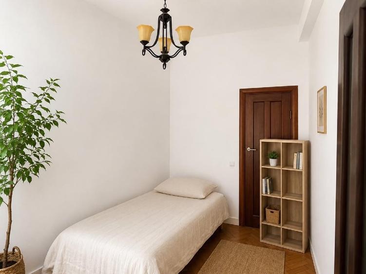 Apartament cu 5 camere semidecomandat în Universitate