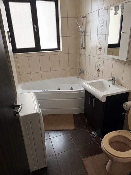 Apartament cu 3 camere decomandat în Roșu