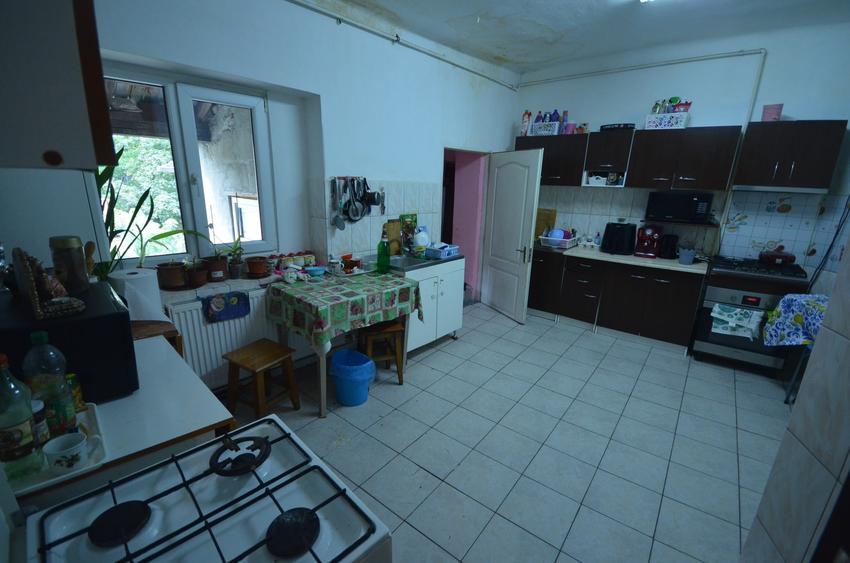 Apartament cu 6 camere decomandat în Calea Călărașilor