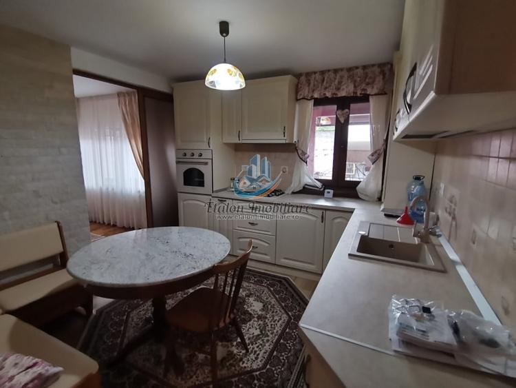 Casă individuală cu 7 camere cu Teren 1066 Mp în Periferie