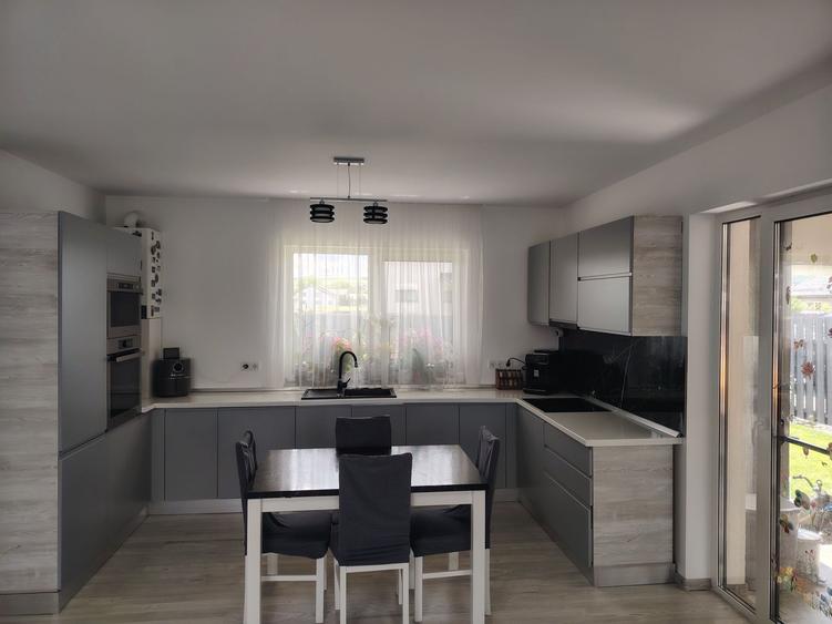 Casă cu 3 camere în Jucu
