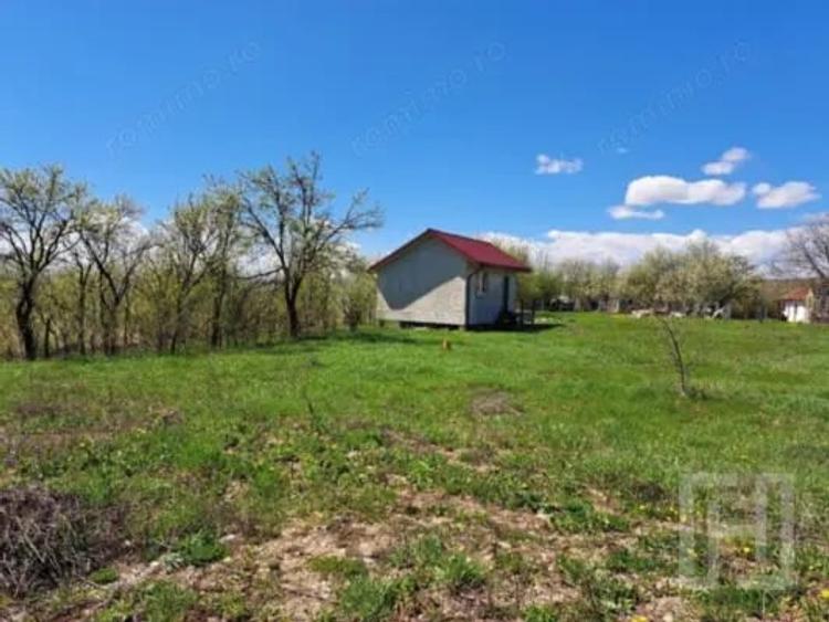 Teren de 2200 mp, în Valea Argovei