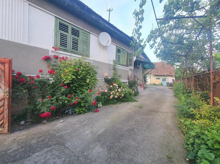 Casă cu 6 camere cu Teren 1100 Mp în Colun
