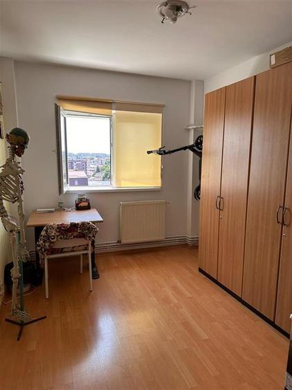 Apartament cu 4 camere semidecomandat în Berceni