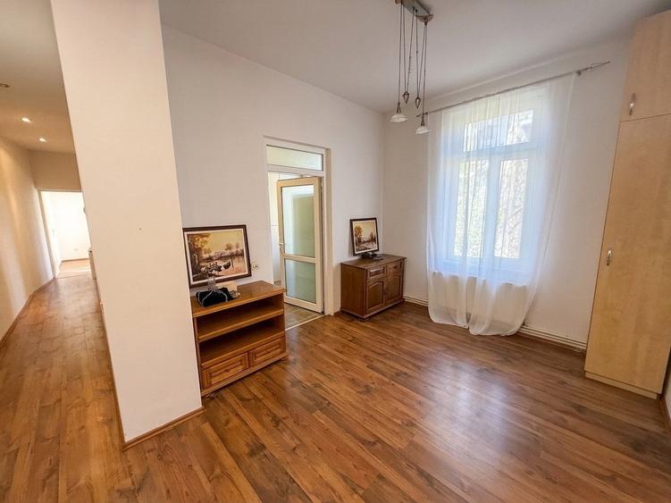 Apartament cu 3 camere semidecomandat, mobilat în Armeneasca
