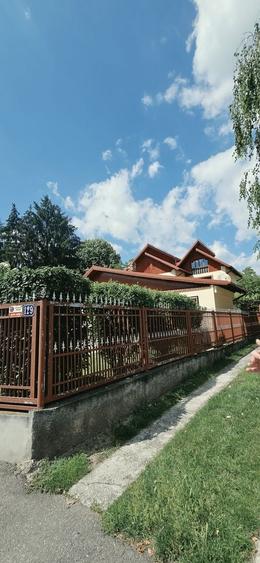 Casă individuală cu 9 camere cu Canalizare în Cetate