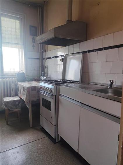 Apartament cu 3 camere semidecomandat în Cina