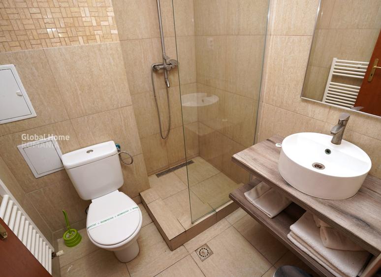 Hotel/Pensiune, de 1,480 mp, în Est