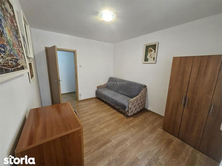 Apartament cu 3 camere decomandat în Tei