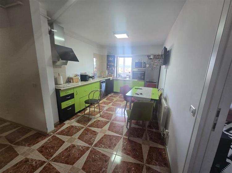 Apartament cu 3 camere decomandat, mobilat în Central