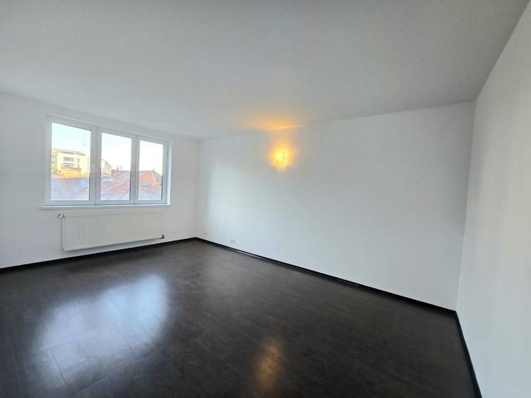 Apartament cu 6 camere nedecomandat, mobilat în Moșilor