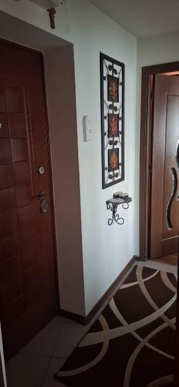 Apartament cu 3 camere semidecomandat în Exterior Vest