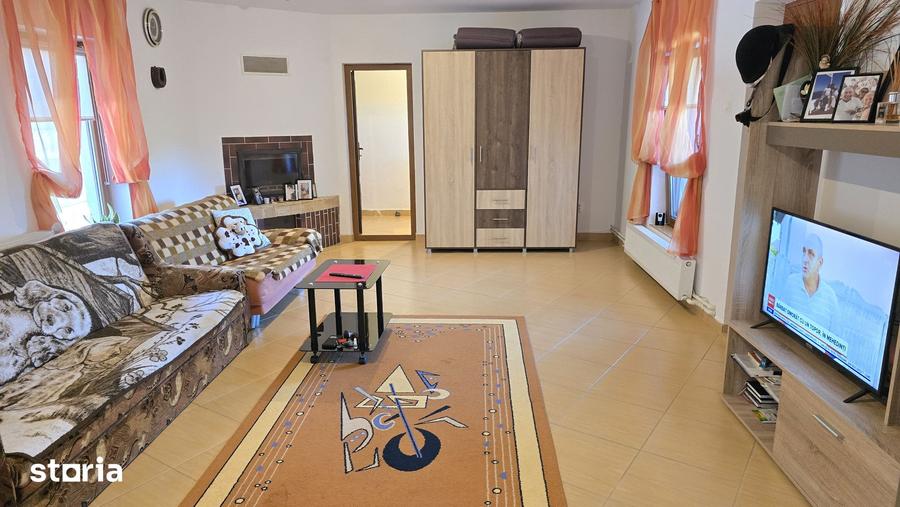 Casă cu 5 camere cu Teren 1054 Mp în Zăvoi