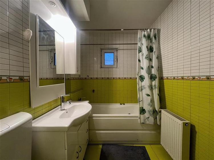Apartament cu 3 camere decomandat, mobilat în Nicolina