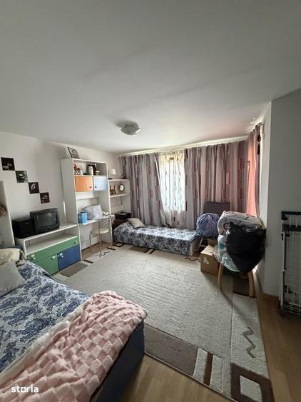 Casă cu 4 camere cu Teren 200 Mp în Central