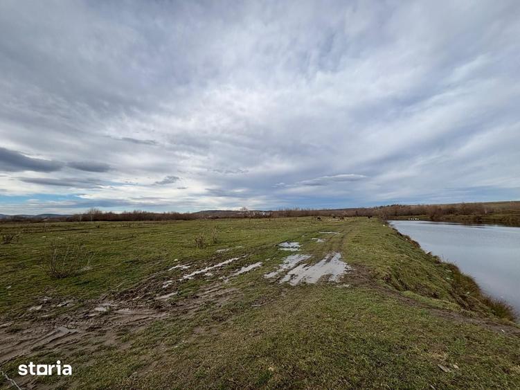Teren de 24000 mp, în Cristian