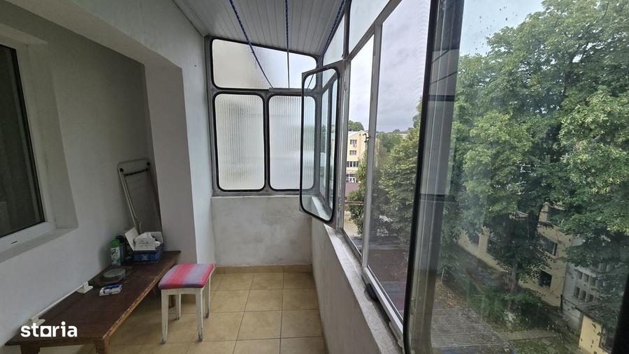 Apartament cu 2 camere decomandat în Roman
