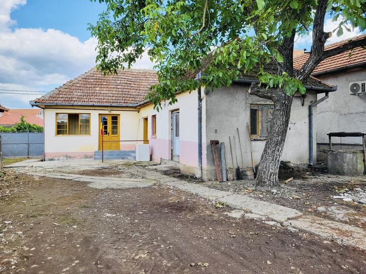 Casă individuală cu 4 camere cu Canalizare în Rontău