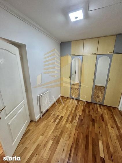 Casă cu 5 camere semidecomandat cu Garaj în Gruia
