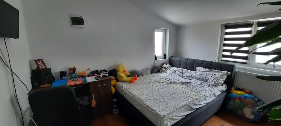 Casă individuală cu 7 camere cu Canalizare în Central