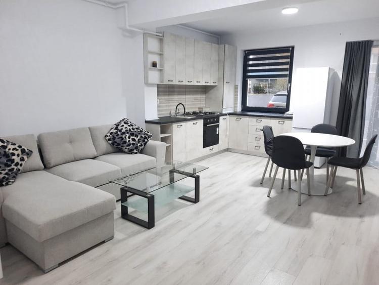 Apartament cu 2 camere decomandat, mobilat în Tractorul