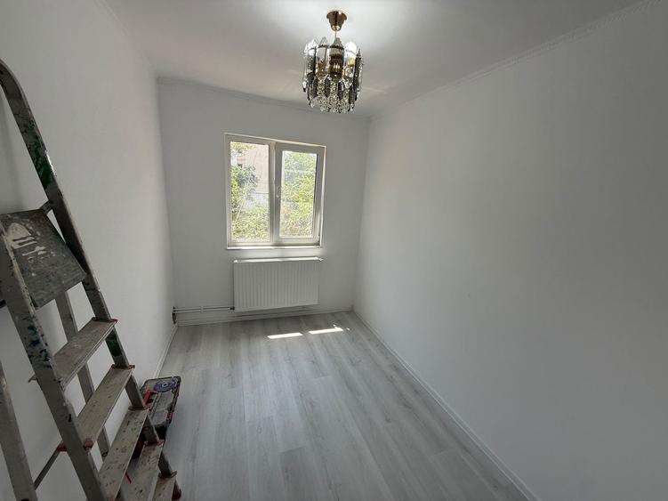 Apartament cu 3 camere semidecomandat în Tomis Nord