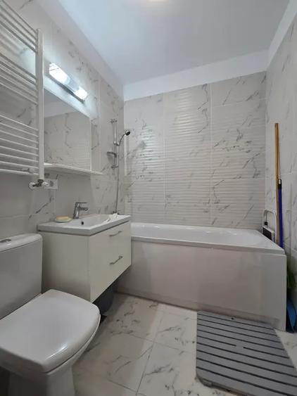 Garsonieră decomandată în Titan