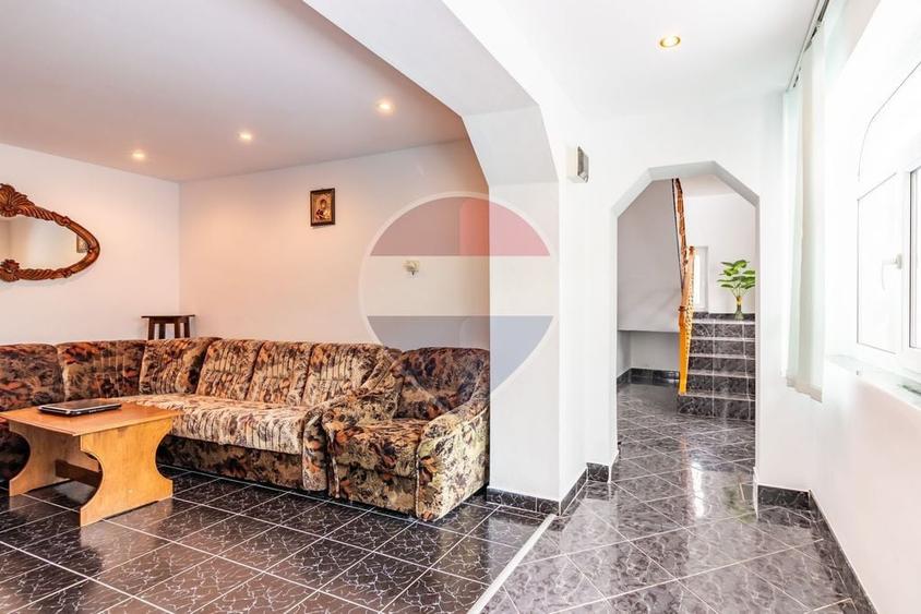 Casă cu 5 camere cu Teren 1842 Mp în Boboci
