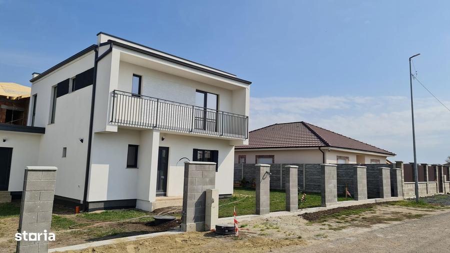 Casă cu 5 camere cu Teren 350 Mp în Dumbrăvița