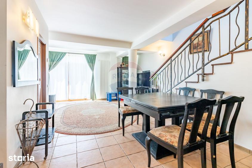 Casă cu 8 camere cu Teren 695 Mp în Andronache