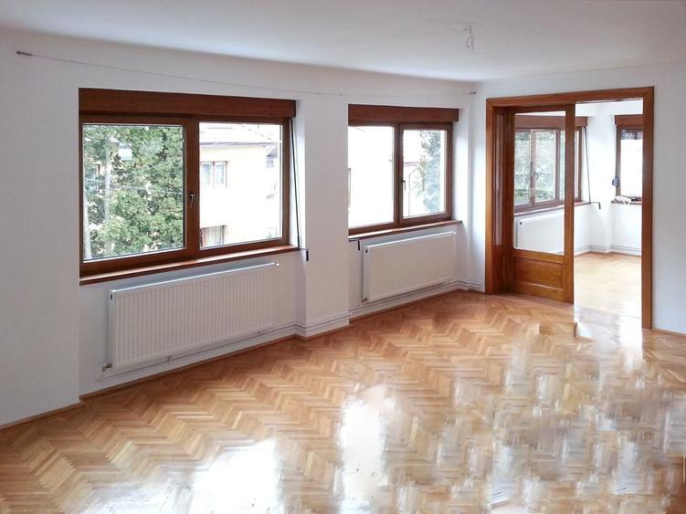 Casă individuală cu 7 camere cu Canalizare în Schei