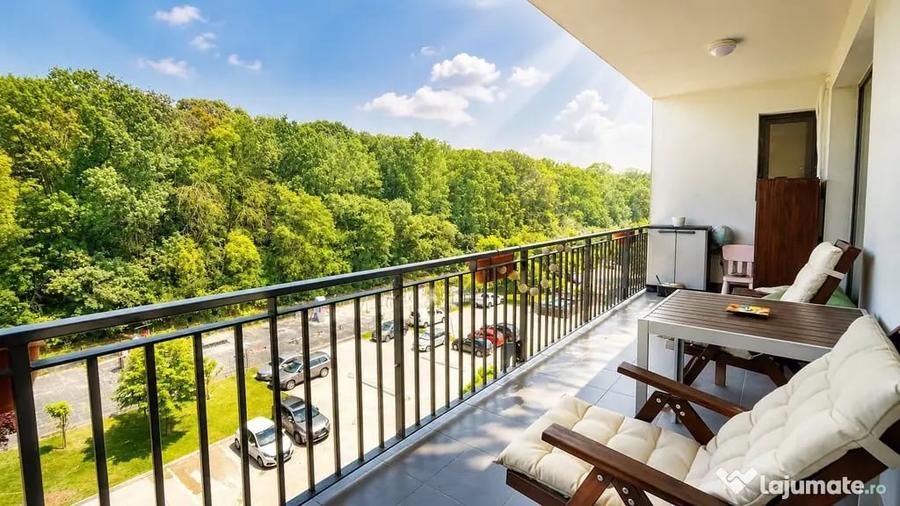 Apartament cu 4 camere semidecomandat în Sud