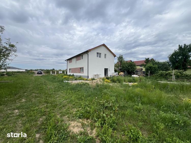 Casă cu 5 camere cu Teren 1000 Mp în Păulești
