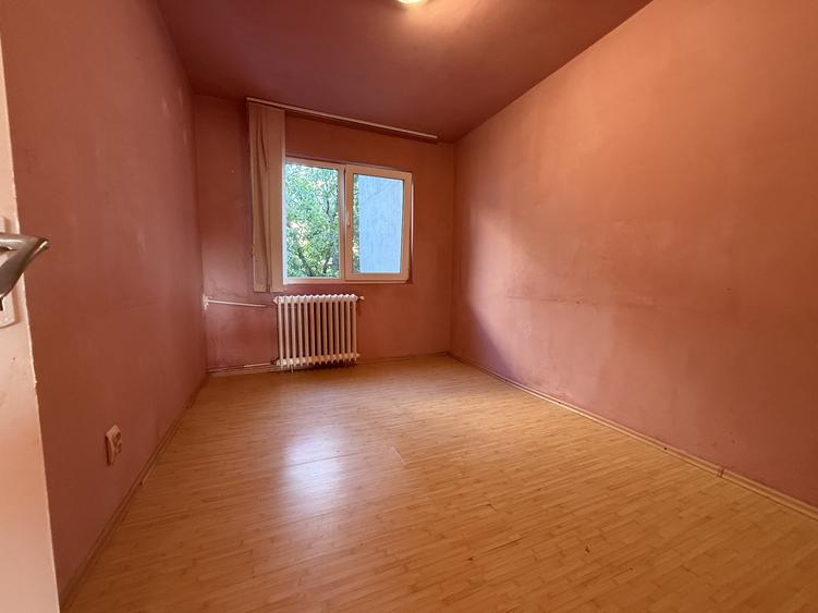 Apartament cu 3 camere semidecomandat în P-ța Doina