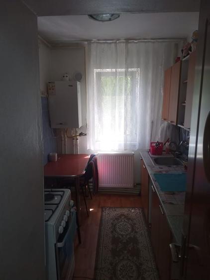Apartament cu 4 camere semidecomandat în Petros