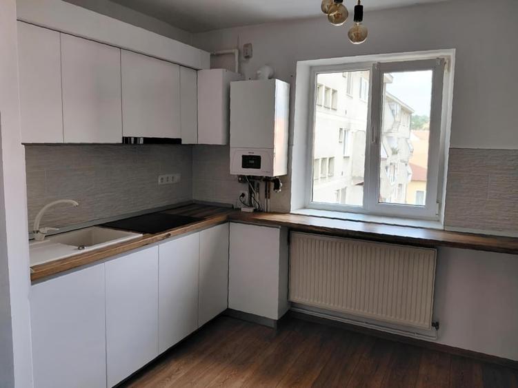 Apartament cu 2 camere semidecomandat, mobilat în Central