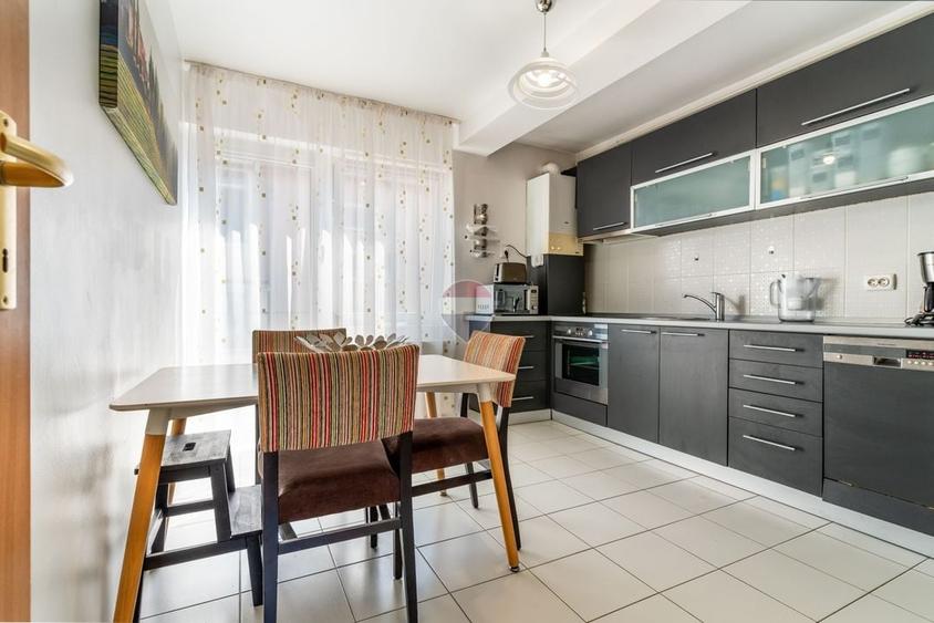 Apartament cu 4 camere semidecomandat, mobilat în Europa