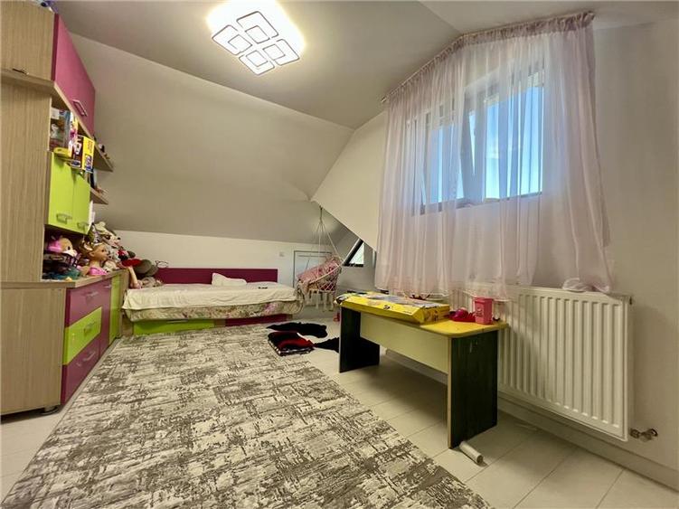Casă cu 5 camere cu Garaj în Aeroport