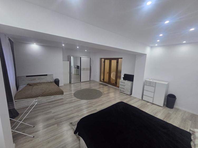 Casă individuală cu 9 camere cu Teren 150 Mp în Brătianu