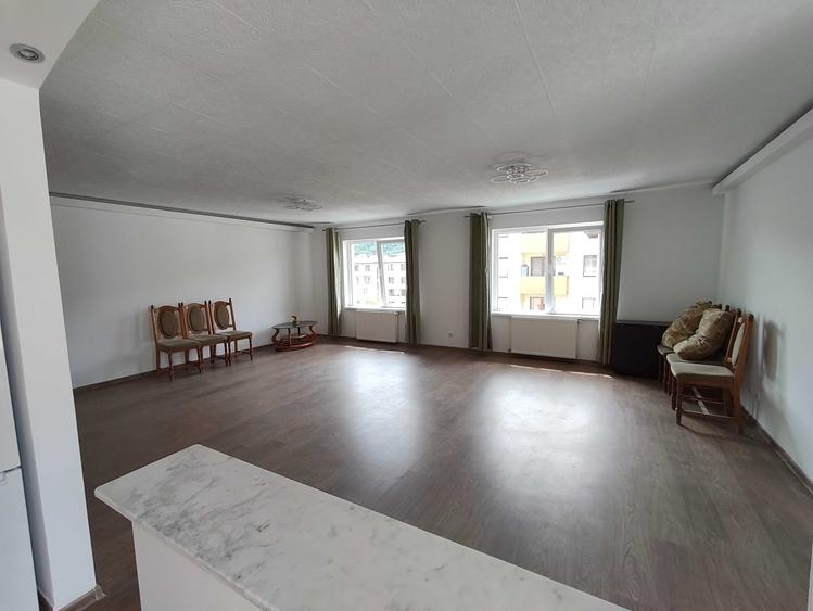 Apartament cu 3 camere decomandat în Est
