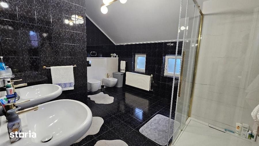 Casă cu 9 camere cu Teren 937 Mp în Cetate