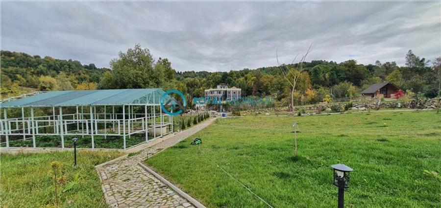 Casă individuală cu 7 camere cu Teren 3860 Mp în Exterior Vest